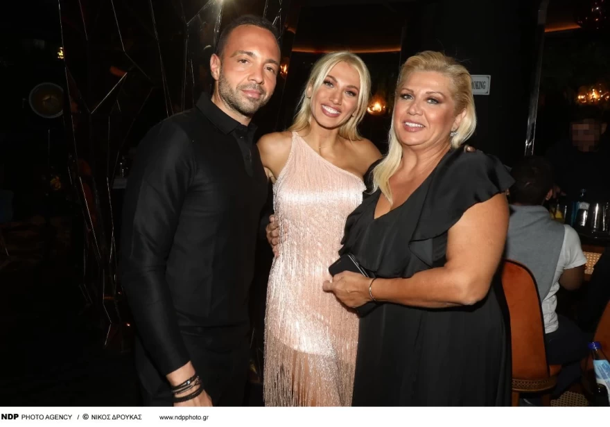 Η Κωνσταντίνα Σπυροπούλου με τον σύζυγο και την μητέρα της