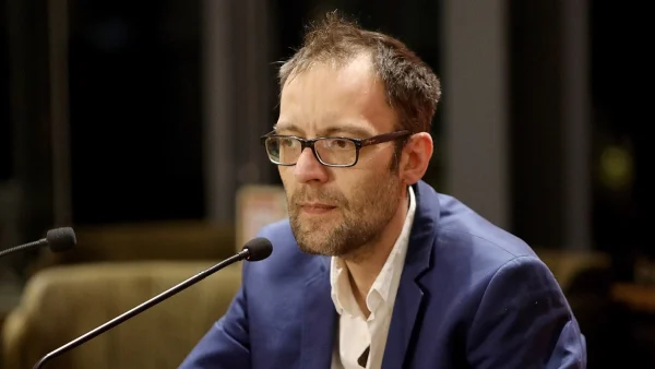 Αύγουστος Κορτώ: Παντρεύτηκε με το σύζυγό του - Οι πρώτες φωτογραφίες με τα κοστούμια τους στο Δημαρχείο