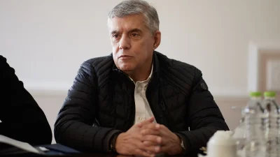 Τέμπη: Επίθεση στο γραφείο του Κώστα Αγοραστού - Άγνωστοι πέταξαν μπογιές στα ρούχα του (Φωτογραφία)