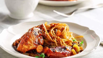 Όλα τα μυστικά για παραδοσιακό κοκκινιστό κοτόπουλο κατσαρόλας με μακαρόνια από την Αργυρώ