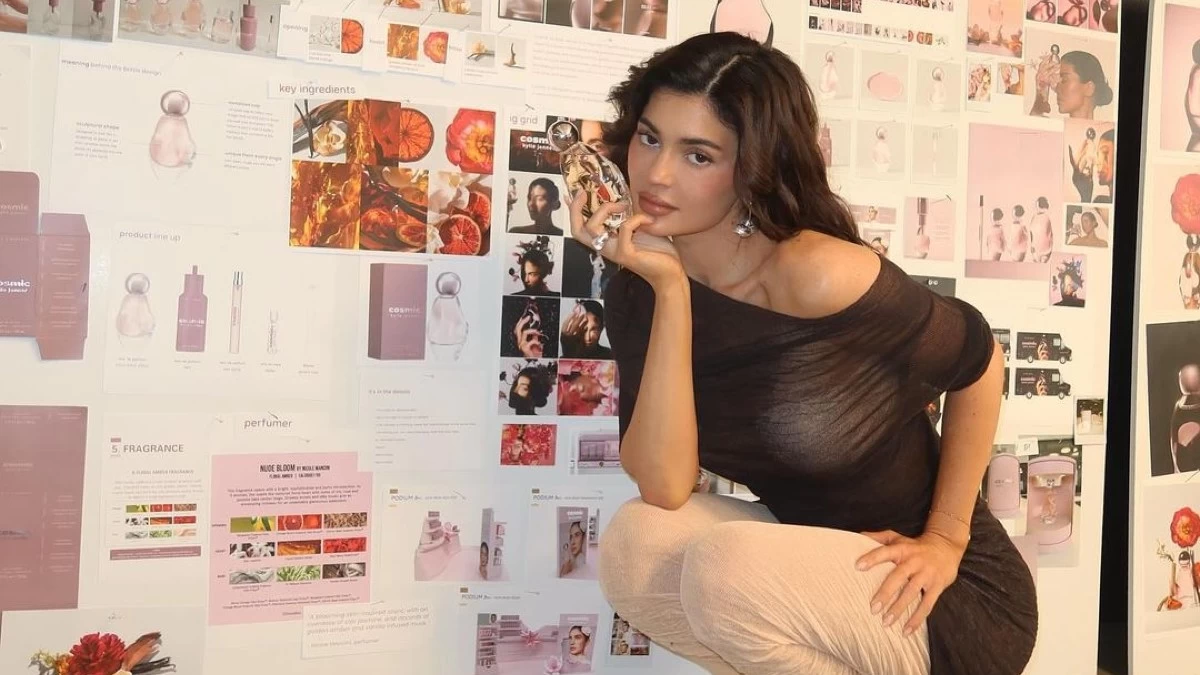 Η Kylie Jenner λάνσαρε το πρώτο της άρωμα και είναι πραγματικά... Cosmic!