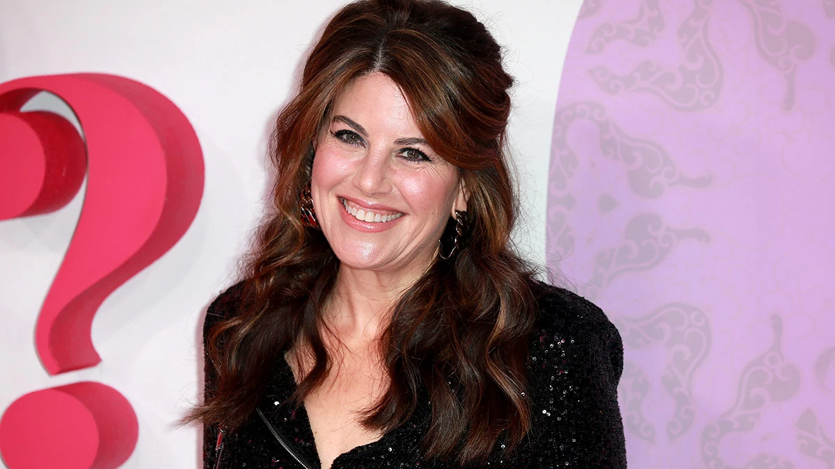 Θυμάσαι τη Μόνικα Λεβίνσκι; Επιστρέφει στα 50 της ως μοντέλο και προκαλεί (ξανά) χαμό!