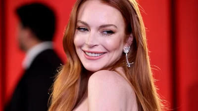 Μάθαμε το απίστευτα οικονομικό beauty μυστικό πίσω από το λαμπερό χτένισμά της Lindsay Lohan στα Όσκαρ!