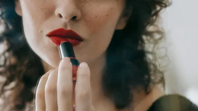 Αυτά είναι τα 5 καλύτερα & πιο οικονομικά κραγιόν-κοστίζουν κάτω από 8 ευρώ- για γυναίκες 40+ που δεν τονίζουν τις ρυτίδες γύρω από τα χείλη!