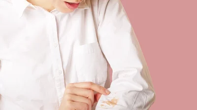 Λέρωσες τα ρούχα σου με make-up; Το κόλπο για να το αφαιρέσεις χωρίς να πανικοβληθείς