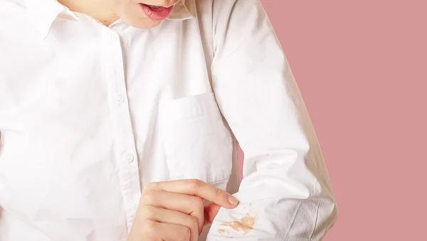 Λέρωσες τα ρούχα σου με make-up; Το κόλπο για να το αφαιρέσεις χωρίς να πανικοβληθείς