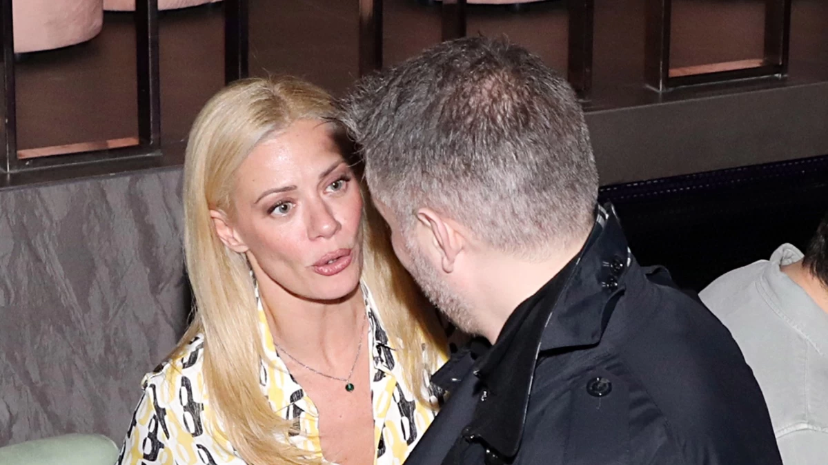 Ζέτα Μακρυπούλια: Η σφιχτή αγκαλιά με τον Μιχάλη Χατζηγιάννη σε γνωστό μαγαζί στο Αιγάλεω - Δεν τους ένοιαζαν τα αδιάκριτα βλέμματα και οι κάμερες