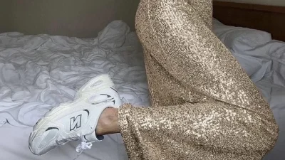 Μάξι φούστα & sneakers: Πώς αυτός ο "λάθος" συνδυασμός γίνεται σύμβολο κομψότητας