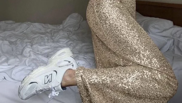 Μάξι φούστα & sneakers: Πώς αυτός ο "λάθος" συνδυασμός γίνεται σύμβολο κομψότητας