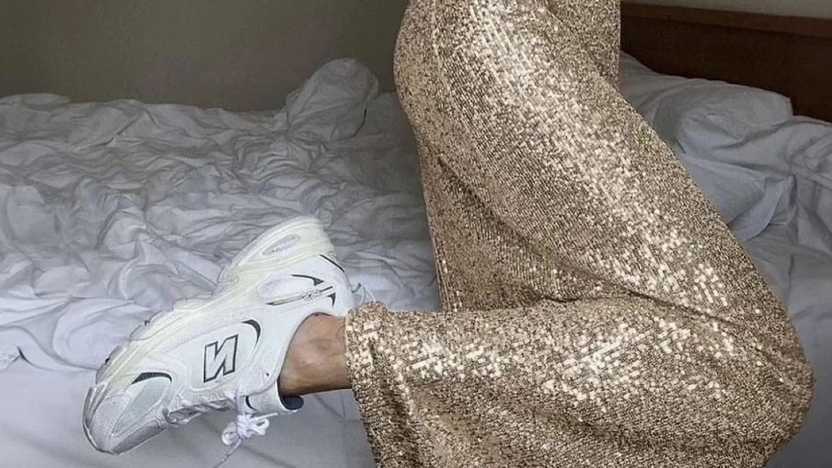 Μάξι φούστα & sneakers: Πώς αυτός ο "λάθος" συνδυασμός γίνεται σύμβολο κομψότητας