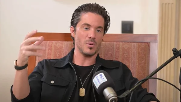 Νίκος Οικονομόπουλος: «Το τραύμα των παιδιών είτε χωρίσουν οι γονείς τους είτε τους χάσουν, δεν είναι κάτι που σβήνει...» - Η εξομολόγηση για το διαζύγιο των γονιών του