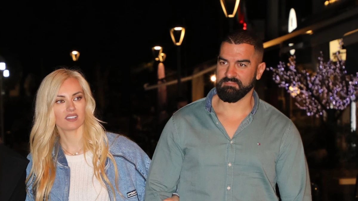 Τζούλια Νόβα: Με μίνι πλεκτό φόρεμα αγκαζέ με τον Μιχάλη Βιτζηλαίο - Η σπάνια κοινή δημόσια εμφάνιση στην Αγία Παρασκευή