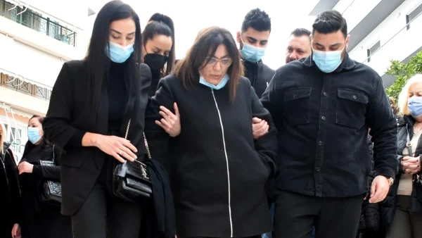 Οικογένεια Παντελίδη: Συγκίνηση στο ετήσιο μνημόσυνο για το θάνατο του πατέρα τους - Με την κορνίζα του στα χέρια η κυρία Αθηνά