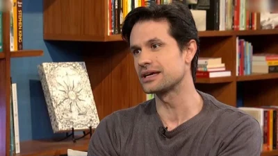 Ορφέας Αυγουστίδης: «Έχω παίξει σε παραστάσεις για τέσσερα άτομα, δεν πληρωνόμουν και δεν είχα λεφτά να φτάσω στο θέατρο»