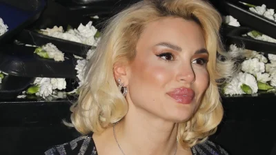 Αλεξάνδρα Παναγιώταρου: ''Πνίγηκε'' μέσα στα πανέρια - Της πέταξαν δεκάδες γαρύφαλλα σε πρώτο τραπέζι πίστα στα μπουζούκια