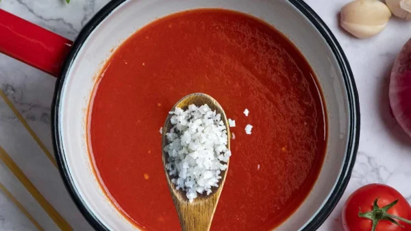 Σου έγινε λύσσα το φαγητό; Έξυπνα tips που τραβούν το παραπάνω αλάτι από τη συνταγή σου