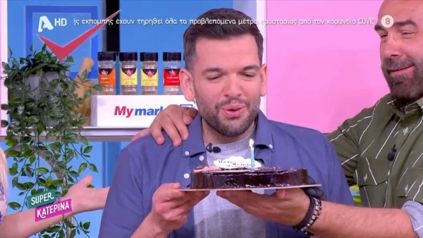 Πέτρος Συρίγος: Γενέθλια για τον σεφ της Super Κατερίνα – Η έκπληξη που του έκαναν οι συνεργάτες του