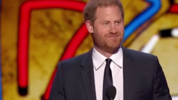 Πρίγκιπας Χάρι: Γυμνός στην πισίνα με στρίπερ αγκαλιά - Φωτογραφίες που "καίνε" τον σύζυγο της Μέγκαν Μαρκλ