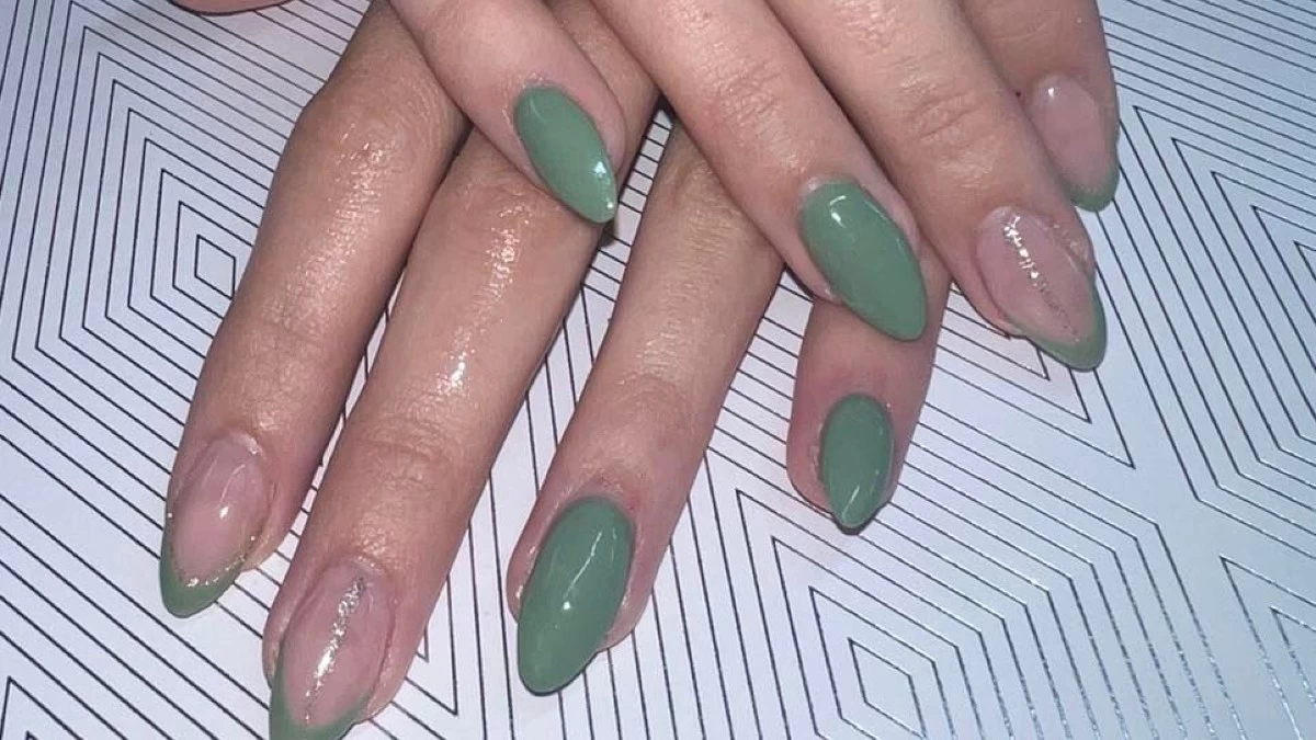 Sage green nails: Η trendy απόχρωση  στα νύχια που θα σε φέρει πιο κοντά στην άνοιξη!