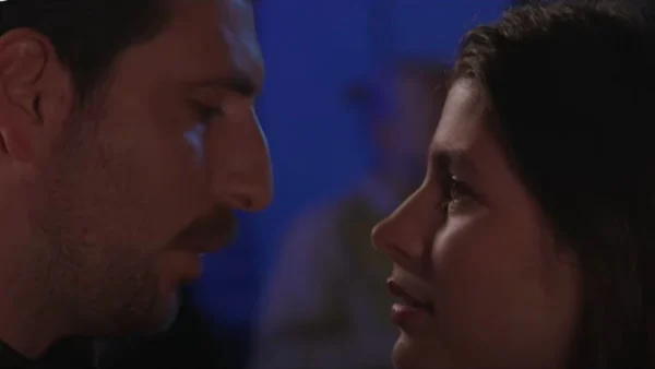 Σασμός (22/3): «Ήθελα χρόνο, όμως είμαι εδώ...» - Της κάνει πρόταση γάμου και το ανακοινώνει στην οικογένεια της