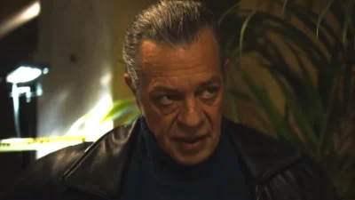 Σκαραβαίος 3/3: Τη βρίσκουν νεκρή στο καμαρίνι της - Αιφνίδιος θάνατος ή έγκλημα;