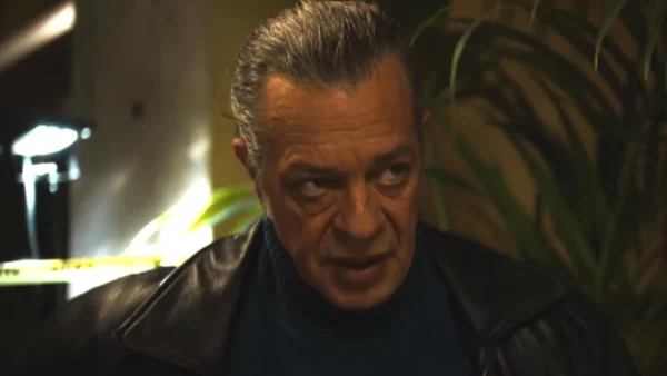 Σκαραβαίος 3/3: Τη βρίσκουν νεκρή στο καμαρίνι της - Αιφνίδιος θάνατος ή έγκλημα;