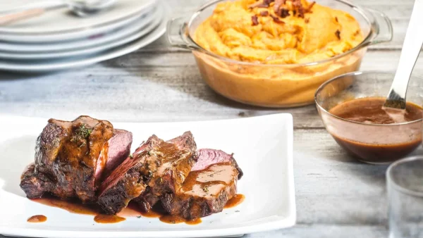 Σπαλομπριζόλα με σάλτσα ψητού και πουρέ γλυκοπατάτας - Πώς θα μείνει ζουμερή αφού ψηθεί