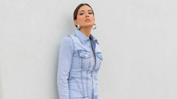 Ανακαλύψαμε το απόλυτο denim φόρεμα της Σταματίνας Τσιμτσιλή – Είναι must-have της άνοιξης