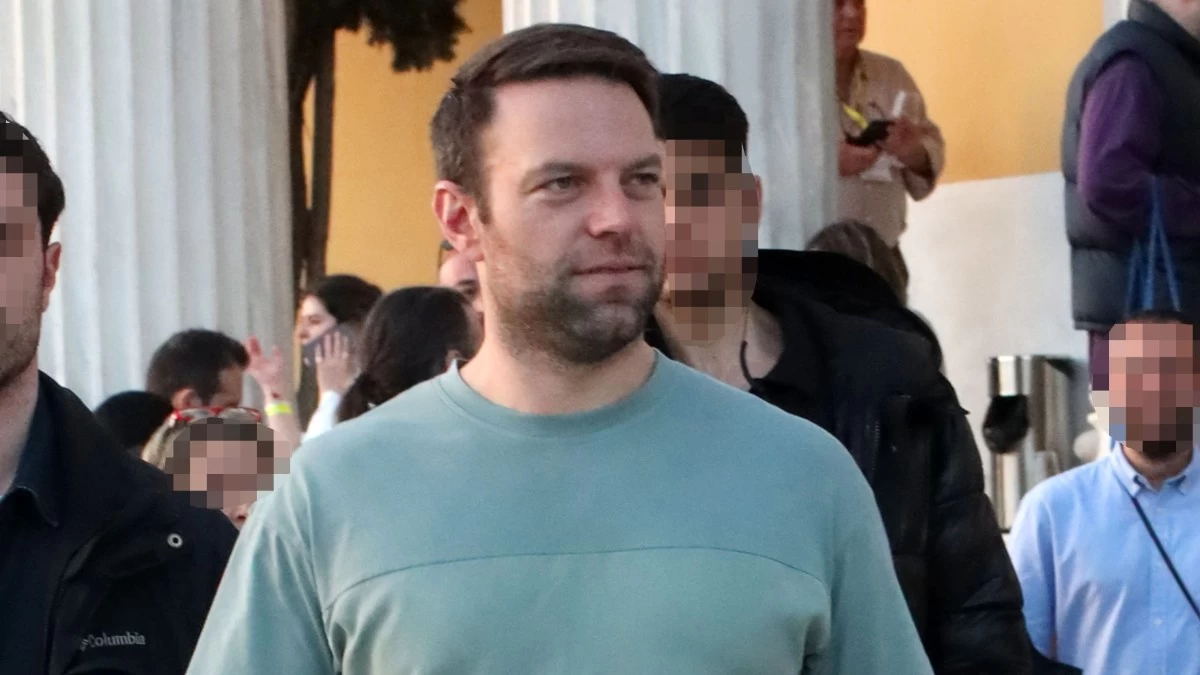 Στέφανος Κασσελάκης: Σάλος στο καρναβάλι της Κέρκυρας - Έκαψαν καρικατούρα του φορώντας της γυναικείο εσώρουχο