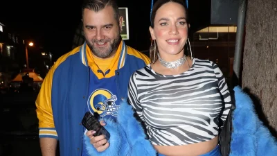 Κατερίνα Στικούδη: Με μπλε βινύλ παντελόνι και γούνα - Η πρώτη δημόσια έξοδος ένα μήνα από τον τοκετό της