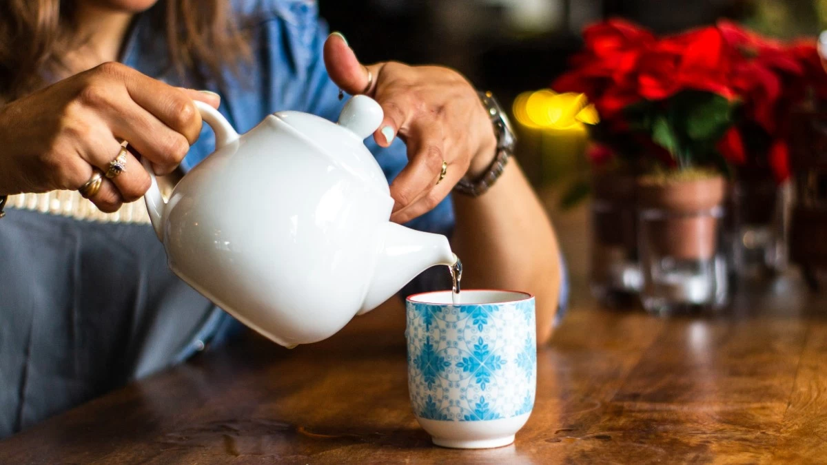 Ζεστό νερό και μέλι το πρωί: 10 λόγοι που θα σε βοηθήσει να χάσεις βάρος - Και κάνει καλό στην υγεία