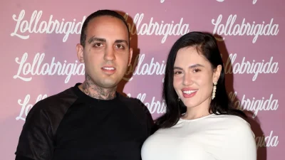 Έλενα Τσαγκρινού: Ντυμένη στα λευκά με στενό φόρεμα για να φαίνεται η φουσκωμένη της κοιλίτσα - Η στιγμή που ο Dj Stephan τη φιλάει στο στόμα