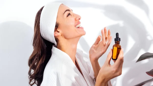 Με αυτόν τον αντιγηραντικό ορό ρετινόλης θα αναστρέψεις τα σημάδια του χρόνου στην επιδερμίδα σου χωρίς ίχνος ερεθισμού!