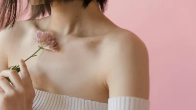 Traptox: Αυτή είναι η νέα τάση του botox που σμιλεύει τους ώμους & χαρίζει σιλουέτα που θυμίζει Barbie!