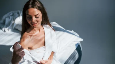 Αυτή είναι η παράξενη τάση στο TikTok: Nα φοράς άρωμα στον ύπνο!