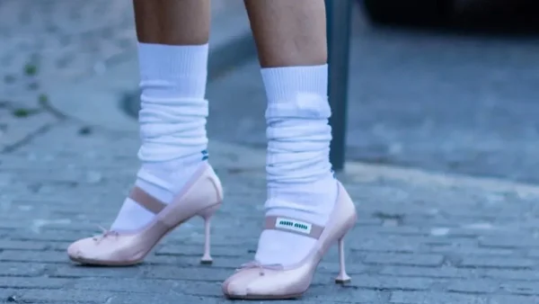 Πώς με ένα "λάθος παπούτσι" θα φτιάξεις σωστό στυλ - Το κόλπο που εφαρμόζουν οι στυλίστες