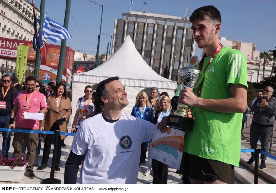 Ο Χάρης Δούκας με τον νικητή των ανδρών στον 12ο Ημιμαραθώνιο