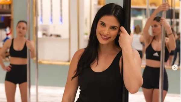 Χριστίνα Μπόμπα: Κρεμάστηκε από τον στύλο του pole dancing - To βίντεο με το νέο χόμπι της