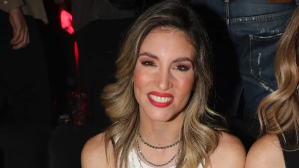 Αθηνά Οικονομάκου: Χαμογελάει ξανά μετά το διαζύγιο με τον Φίλιππο Μιχόπουλο - Η νέα σελίδα στη ζωή της