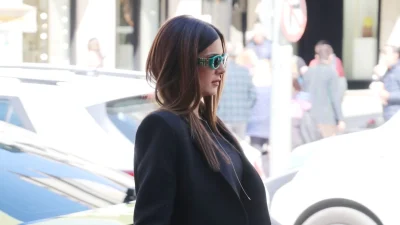 Σταματίνα Τσιμτσιλή: Με πράσινα γυαλιά ηλίου, κοντό σακάκι, cargo τζιν και μυτερές γόβες - Όλα τα βλέμματα πάνω της στη μοναχική της βόλτα