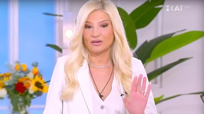 Φαίη Σκορδά: Της πετούσαν γαρύφαλλα και υπονοούμενα στο ΣΚΑΙ όταν την είδαν στα λευκά - «Δεν είμαι καλά! Προσπαθώ να είμαι»