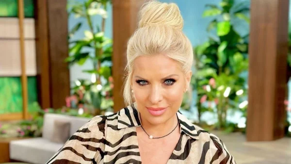 Ελένη Μενεγάκη: «Αυτό θα πει με την τσίμπλα στο μάτι» - Η φωτογραφία που δημοσίευσε άβαφη και αχτένιστη στο κρεβάτι