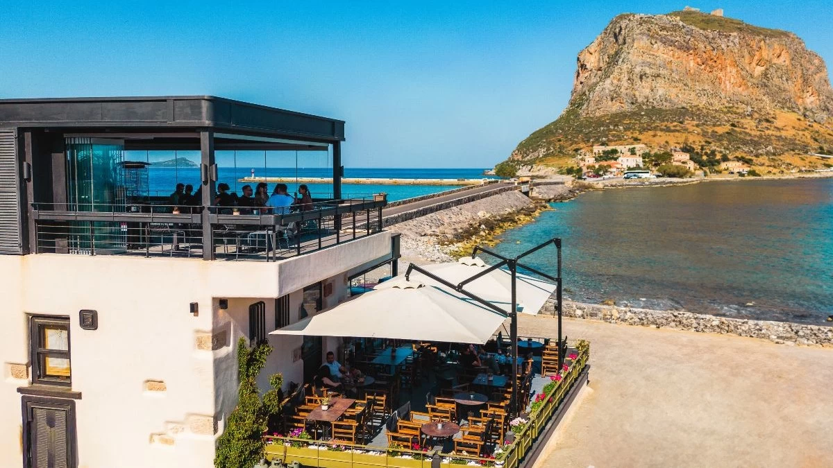 4Lines Cafe Coctail Bar: Η νέα πρόταση στο λιμάνι της Μονεμβασιάς