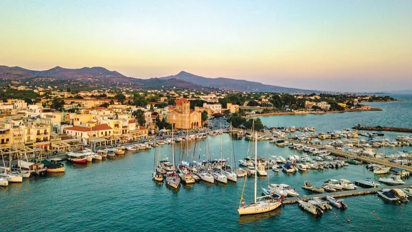 Αίγινα, το νησί που συνταιριάζει μοναδικά το κοσμοπολίτικο στοιχείο με την ησυχία και τη χαλάρωση