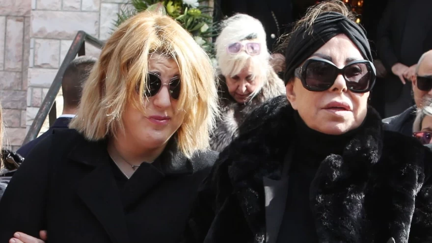 Η Άντζελα Δημητρίου και η Όλγα Κιουρτσάκη στην κηδεία της μητέρας της Άντζελας
