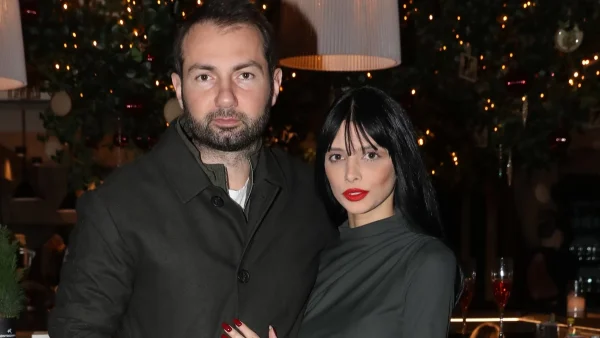 Άννα Μπεζάν: Χωμένη στην αγκαλιά της μαμάς της  - Οι τρυφερές στιγμές με τη μοναχοκόρη της