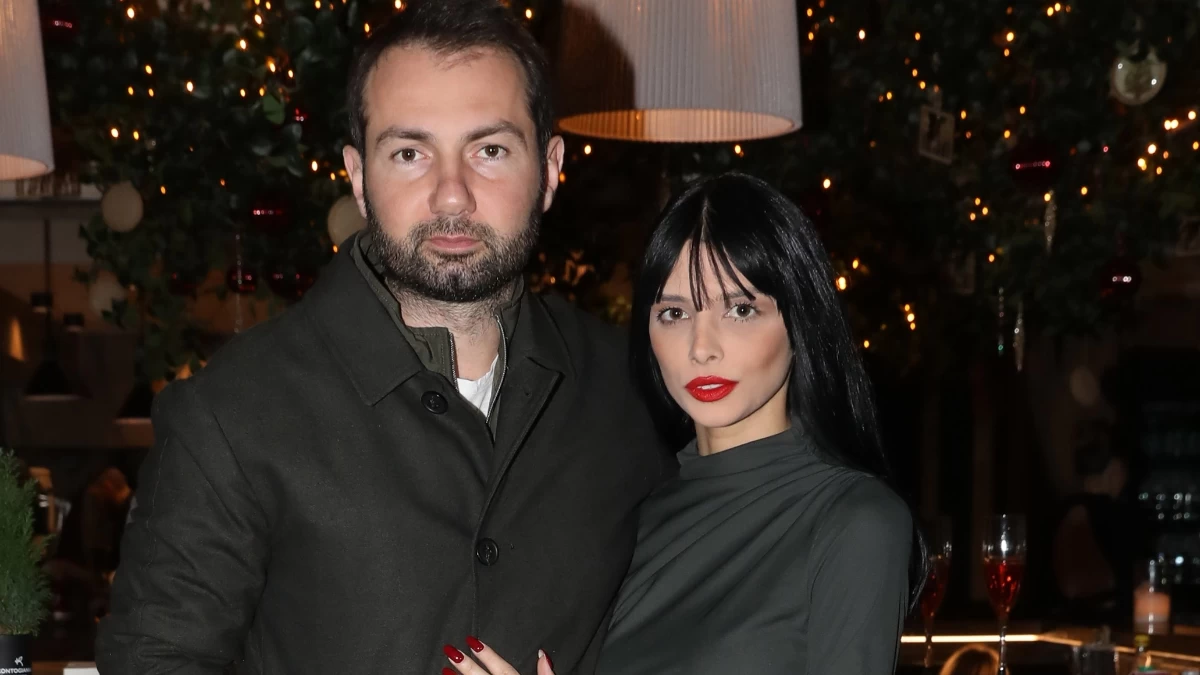 Άννα Μπεζάν: Χωμένη στην αγκαλιά της μαμάς της  - Οι τρυφερές στιγμές με τη μοναχοκόρη της