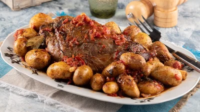 Αρνάκι μπογάνα: Με πατάτες baby και απίθανα αρώματα - Ο τρόπος ψησίματος για να λιώνει το κρέας σε κάθε πιρουνιά