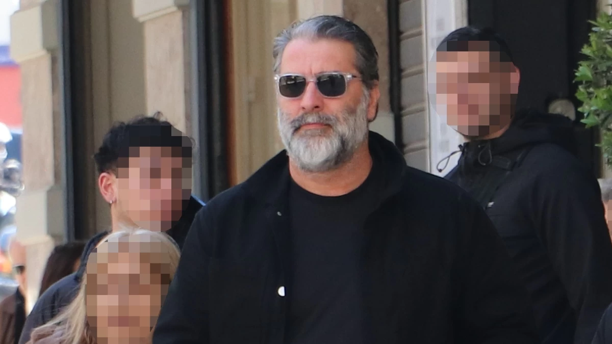 Βασίλης Μπισμπίκης: Ανανεωμένος και πολύ πιο αδύνατος μετά την περιπέτεια υγείας του - Η μοναχική του βόλτα