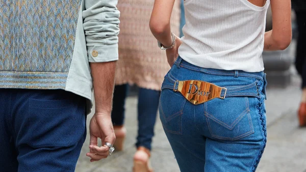 Τζιν παντελόνι: Ξέχνα το μπλε και το γαλάζιο! Αυτό το απροσδόκητο χρώμα θα φορέσεις φέτος στο repeat